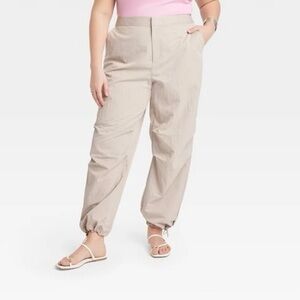 a new day Casual Cargo Parachute Pants in Tan Women’s Size 6, 8, & 10